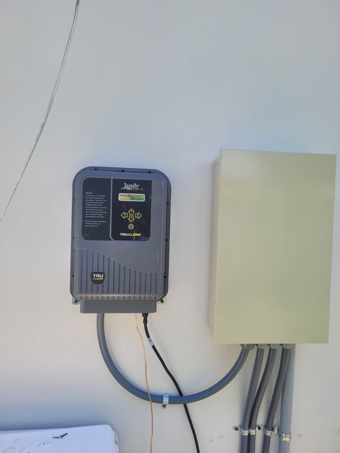 Un panel de control de la piscina en una pared blanca